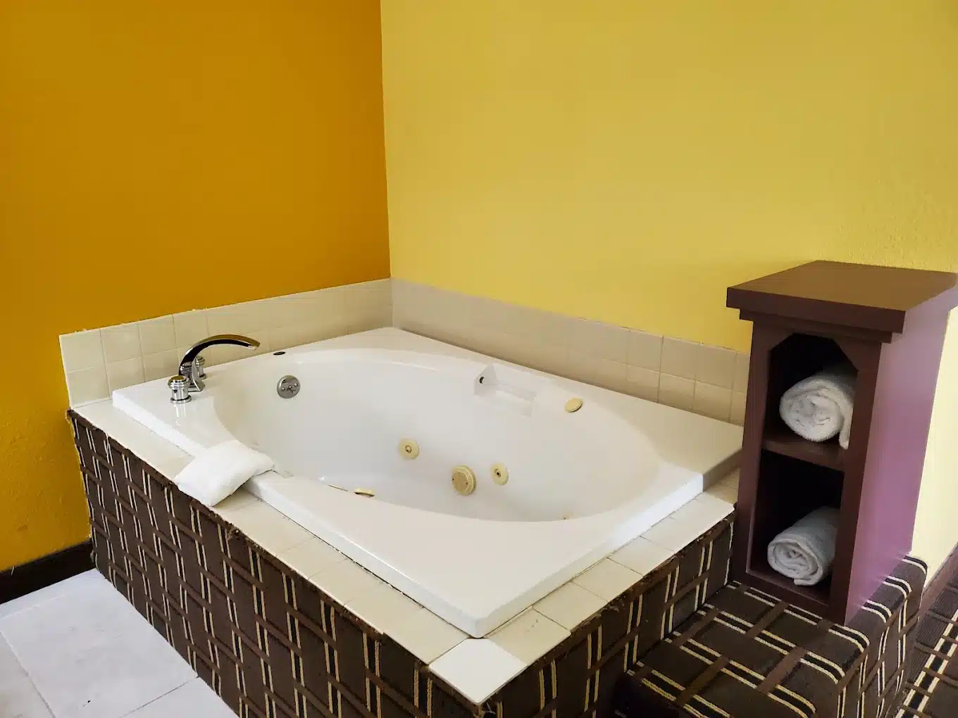 The Comstock Inn & Conference Center has Jacuzzi suites
