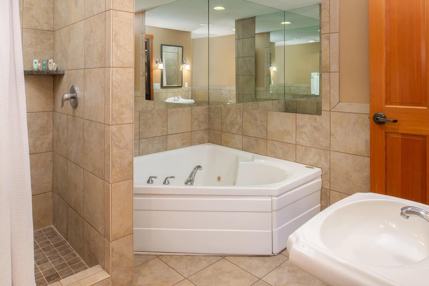 The Heathman Lodge has jacuzzi suites