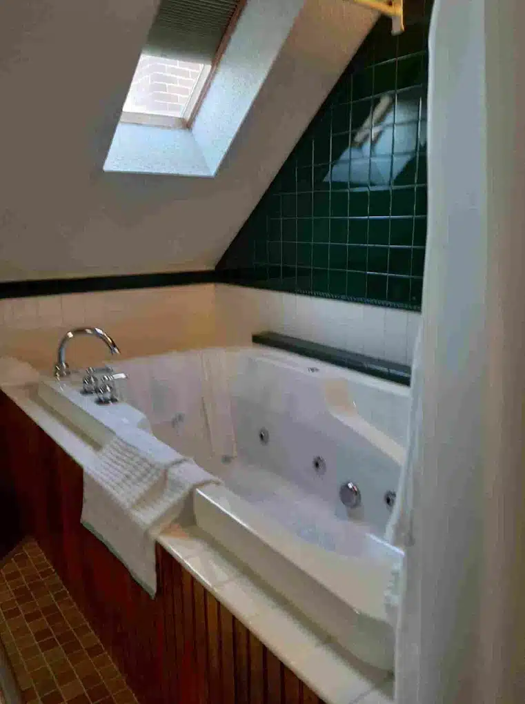 The Inn at Ragged Edge has jacuzzi suites