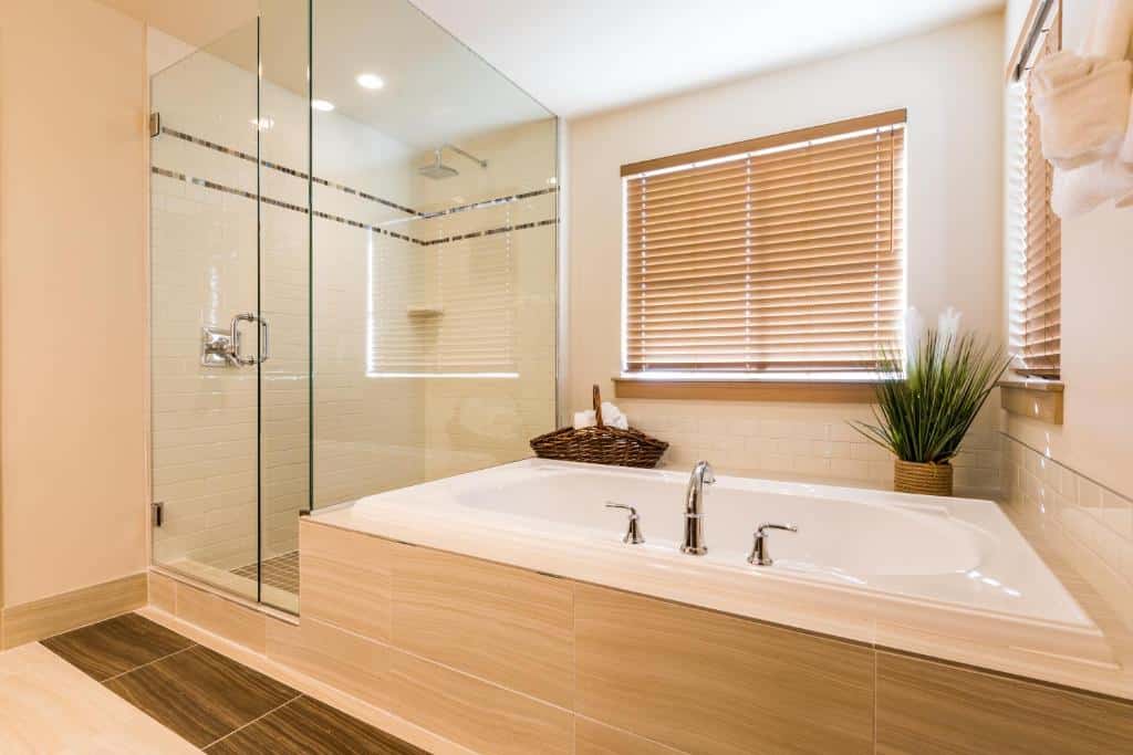 The Lodge at Columbia Point has jacuzzi suites