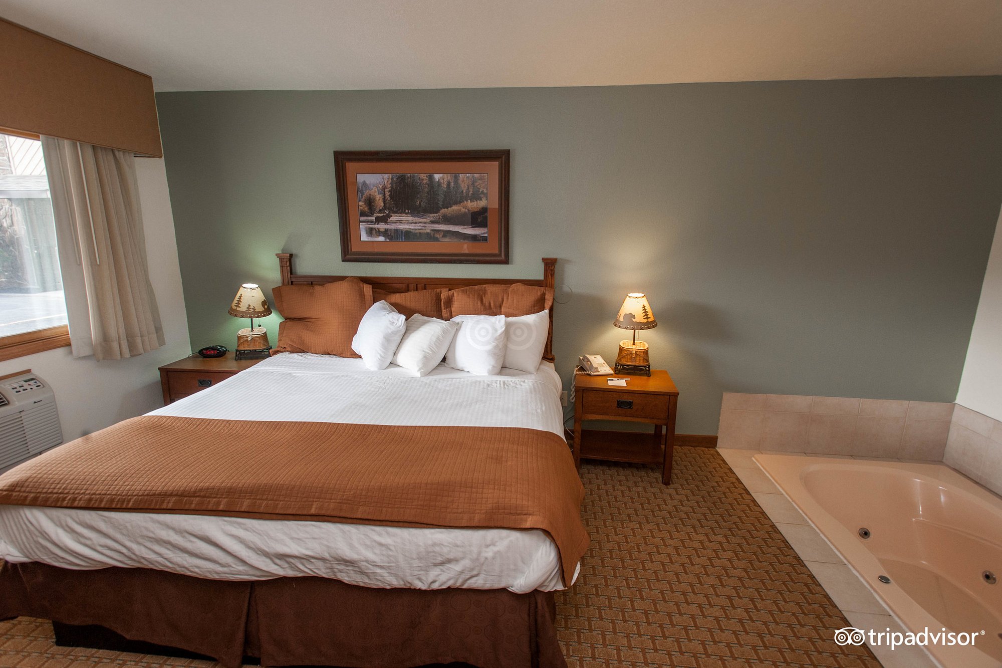 The Ridgeline Hotel At Yellowstone has jacuzzi suites