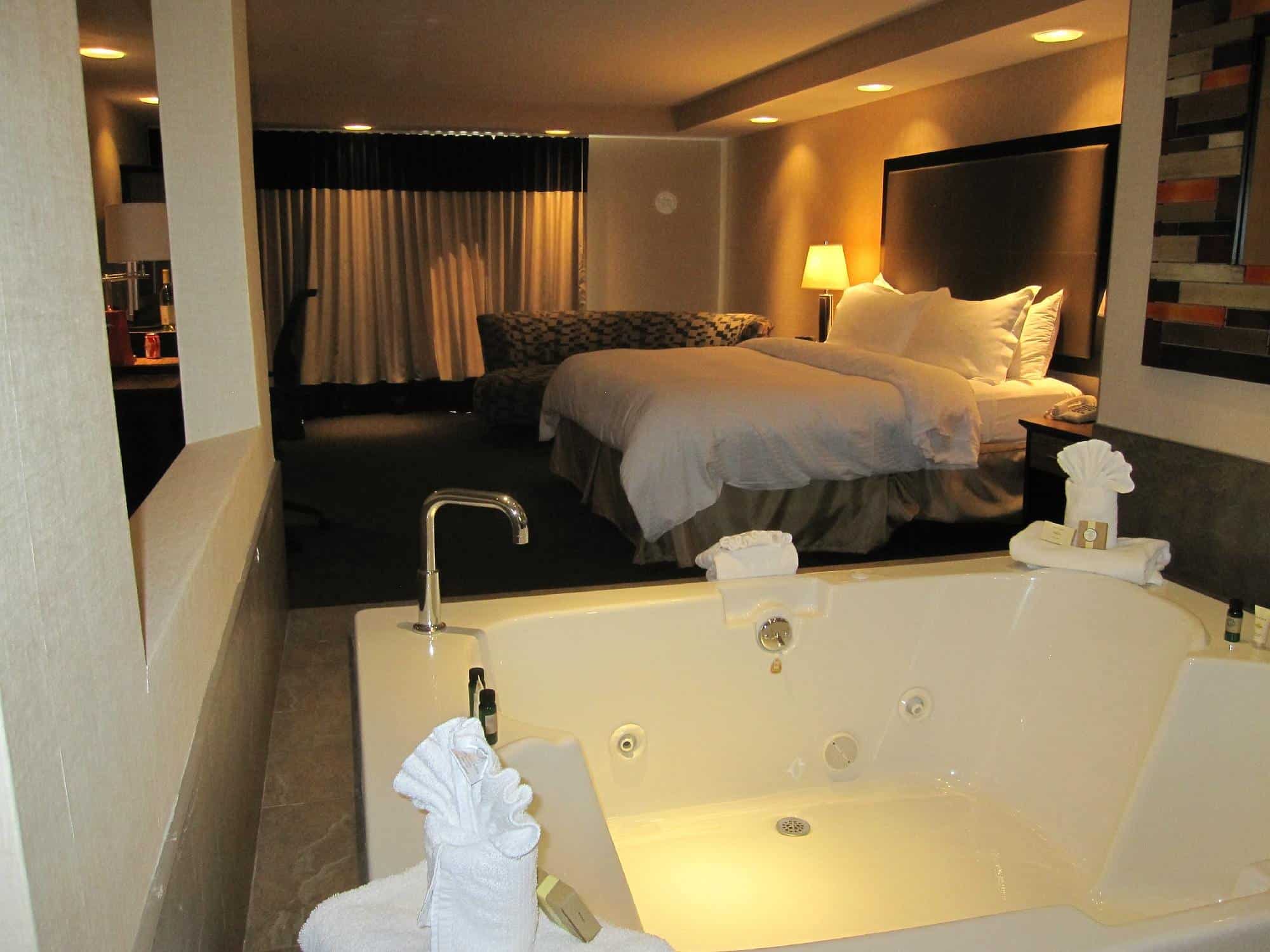The Woodlands Inn has jacuzzi suites