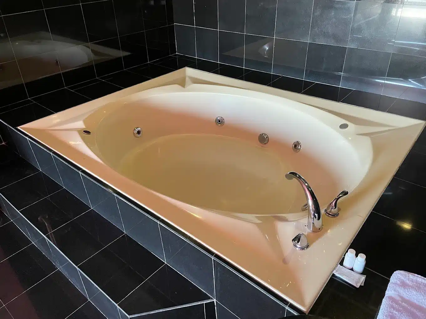 Towson East Motel has jacuzzi suites