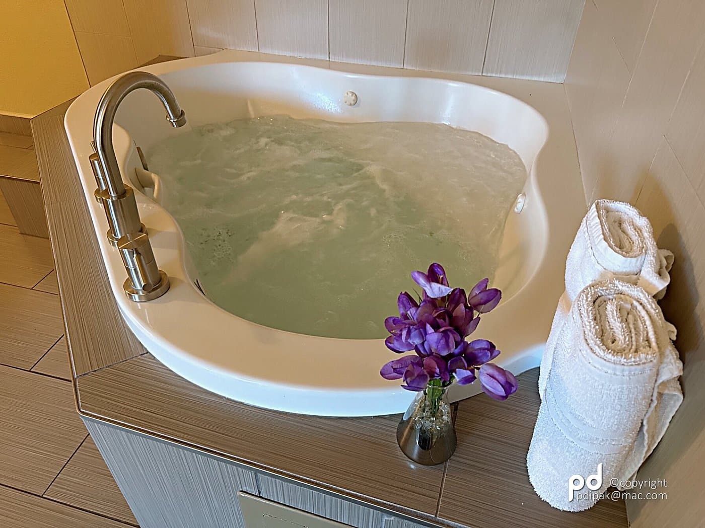 Travel Inn & Suites Flemington has jacuzzi suites