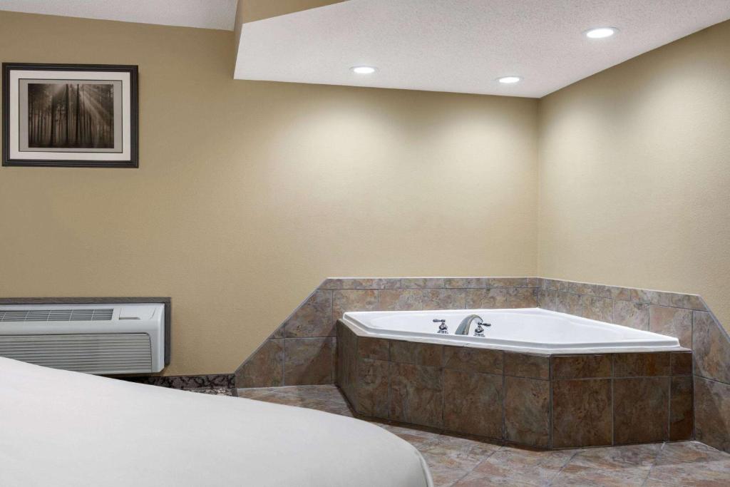 Travelodge by Wyndham Coffeyville has jacuzzi suites