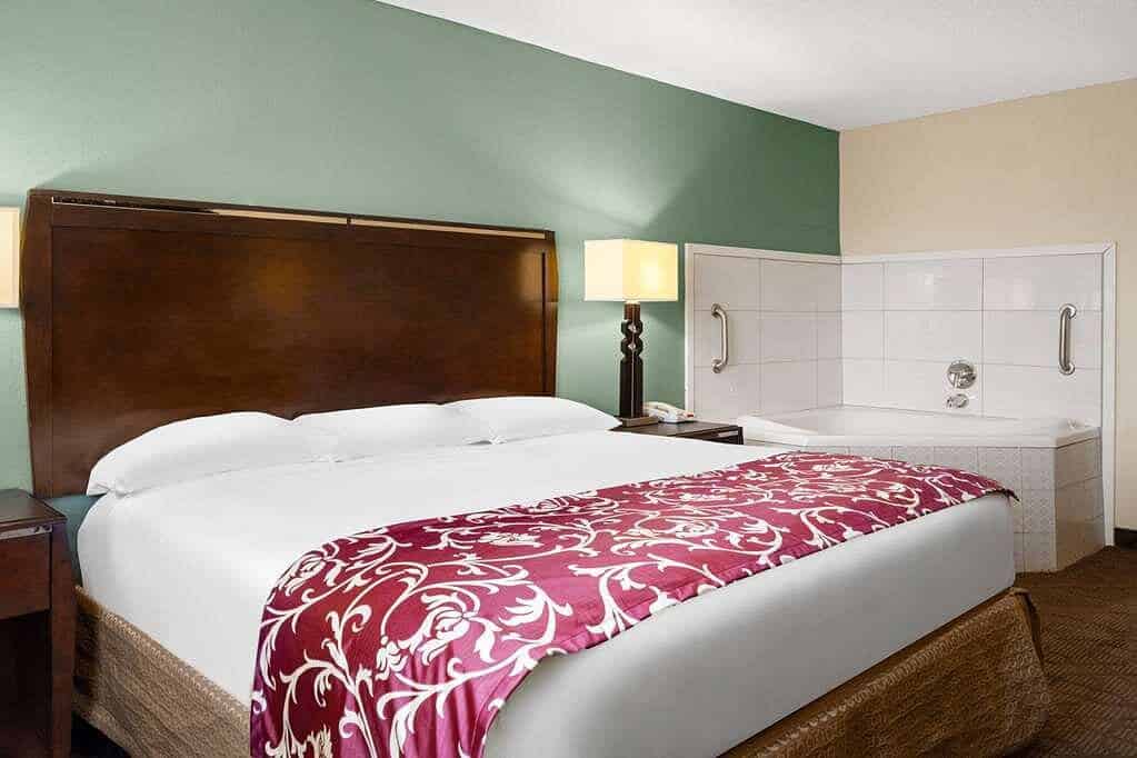 Travelodge by Wyndham Gaylord has jacuzzi suites