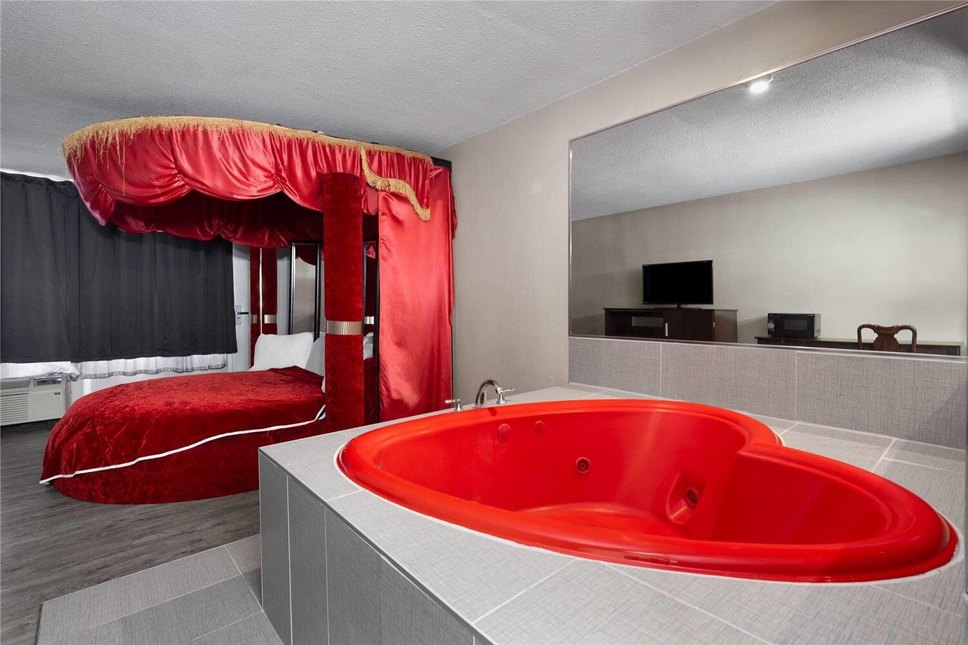 Travelodge by Wyndham Salisbury MD has rooms with heart-shaped Jacuzzi