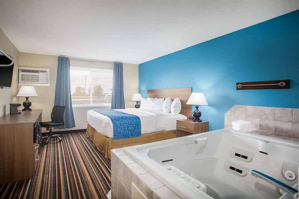 Travelodge by Wyndham Wahpeton Event Center has jacuzzi suites