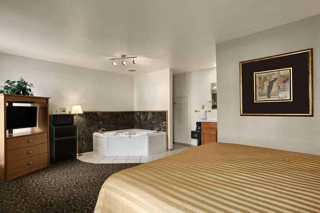 Travelodge by Wyndham Wenatchee has jacuzzi suites
