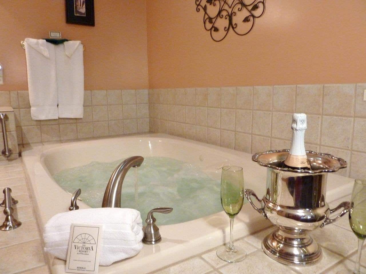 Victoria Resort Bed & Breakfast has jacuzzi suites