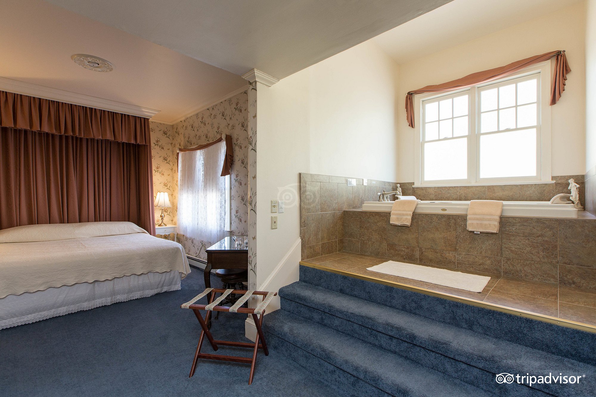 Wilbraham Mansion has jacuzzi suites