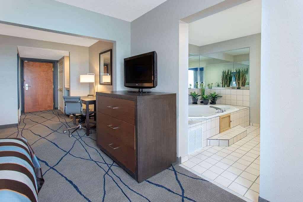 Wingate by Wyndham Indianapolis Airport Plainfield has jacuzzi suites