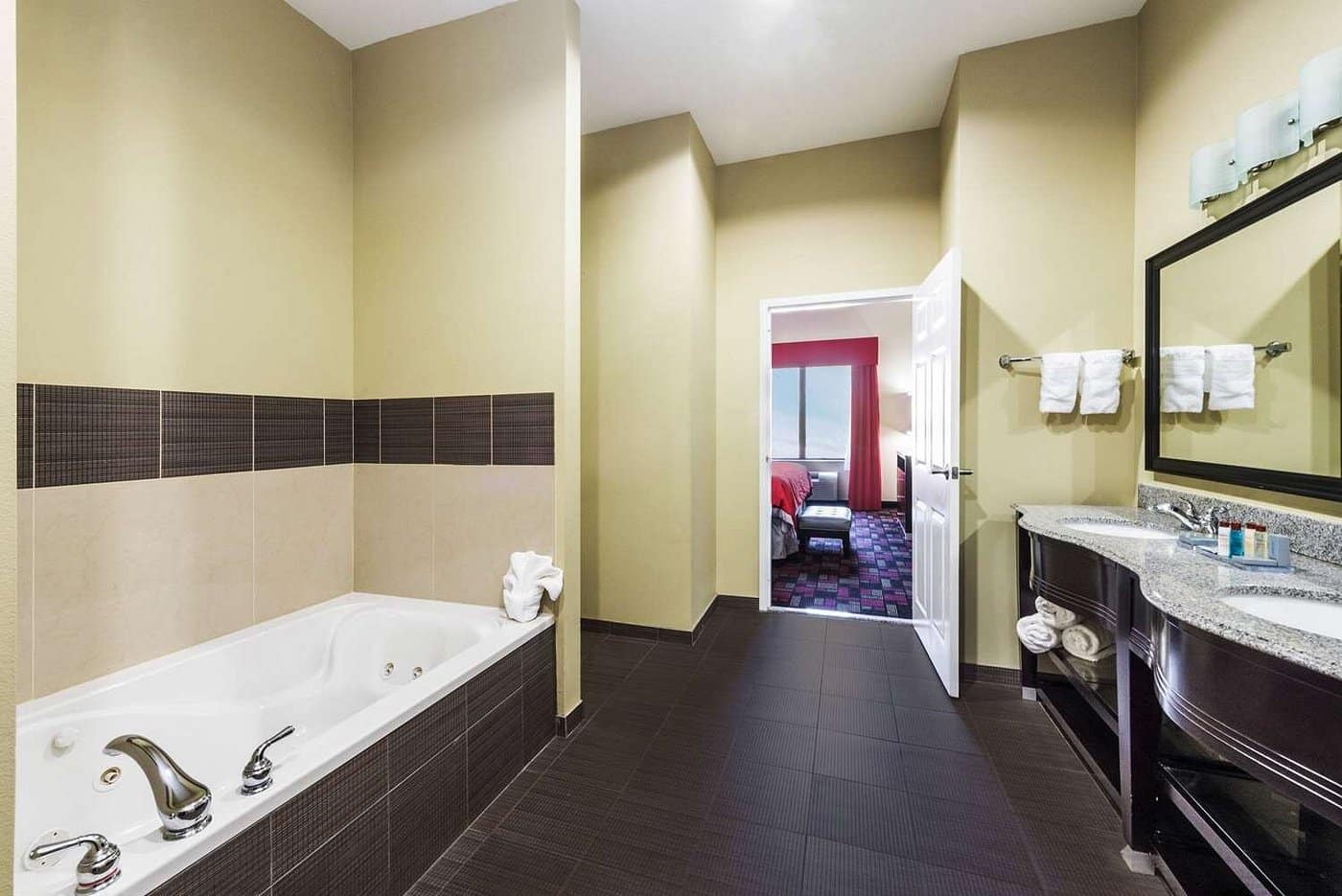 Wingate by Wyndham Lake Charles Casino Area has jacuzzi suites