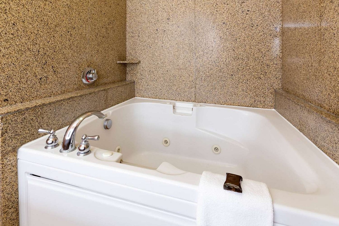 Wingate by Wyndham Moses Lake has jacuzzi suites