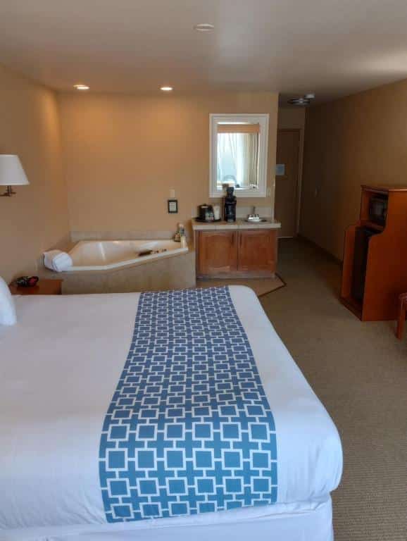 Wingate by Wyndham Mount Vernon has jacuzzi suites