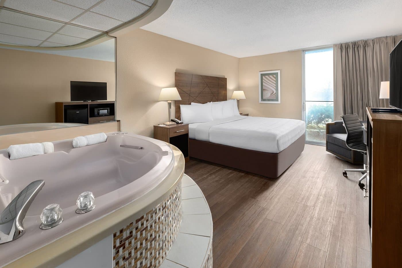 Wingate by Wyndham Troy has jacuzzi suites