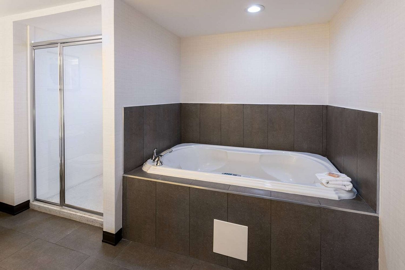 Wingate by Wyndham Vineland/Millville has jacuzzi suites