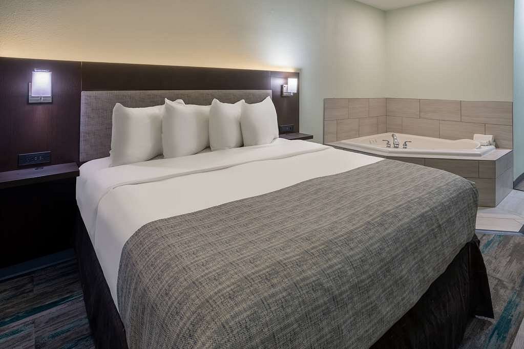Wingate by Wyndham Waldorf / Washington DC Area has jacuzzi suites