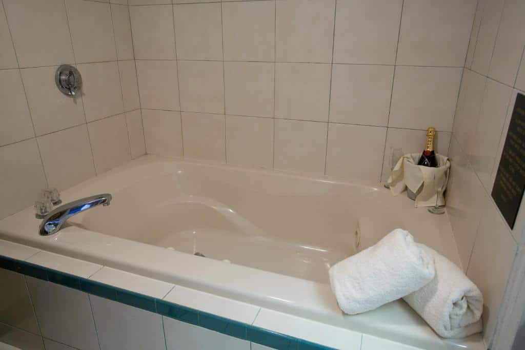 Winnapaug Inn has jacuzzi suites