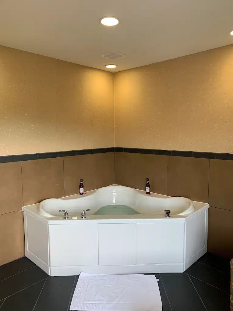 Wyndham Noblesville has jacuzzi suites