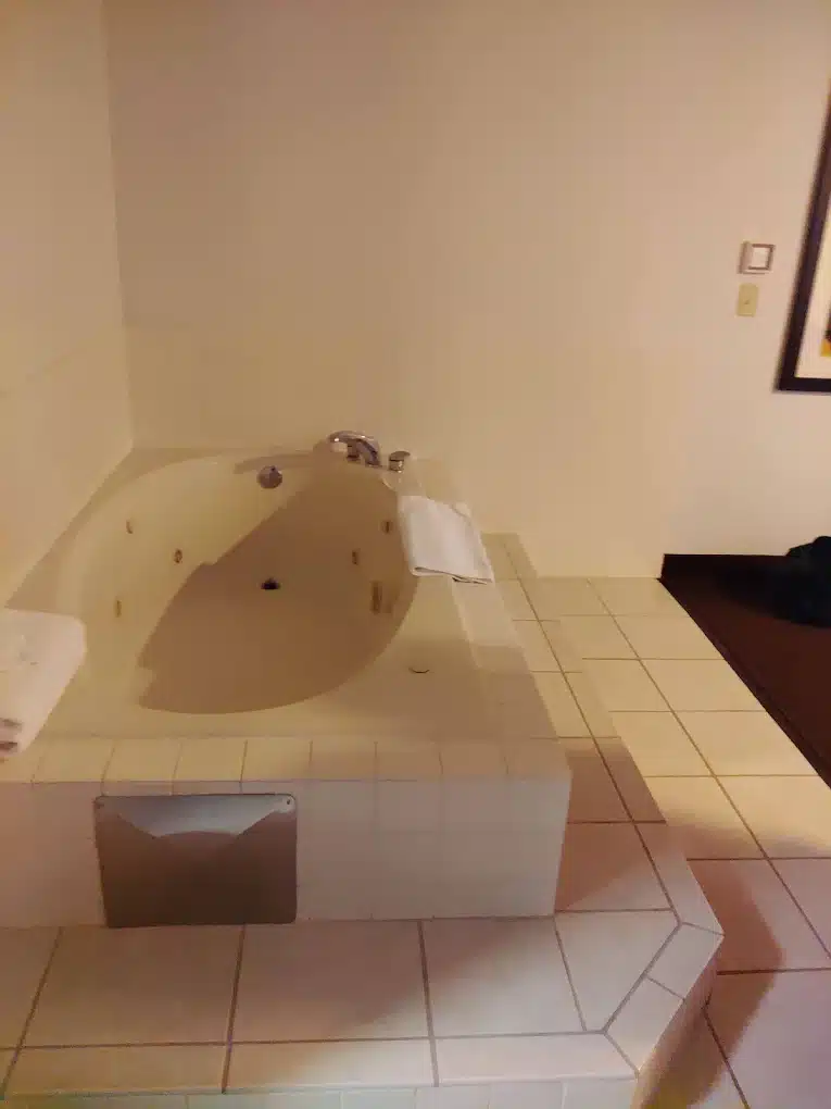 Yellowstone River Inn & Suites has jacuzzi suites