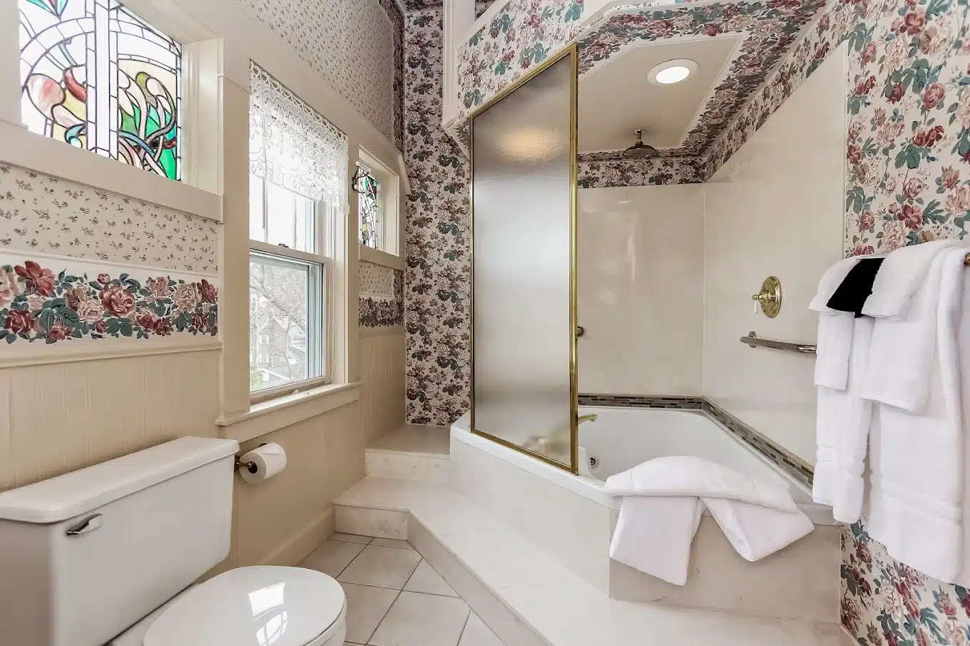 Yelton Manor Boutique Hotel B&B has jacuzzi suites