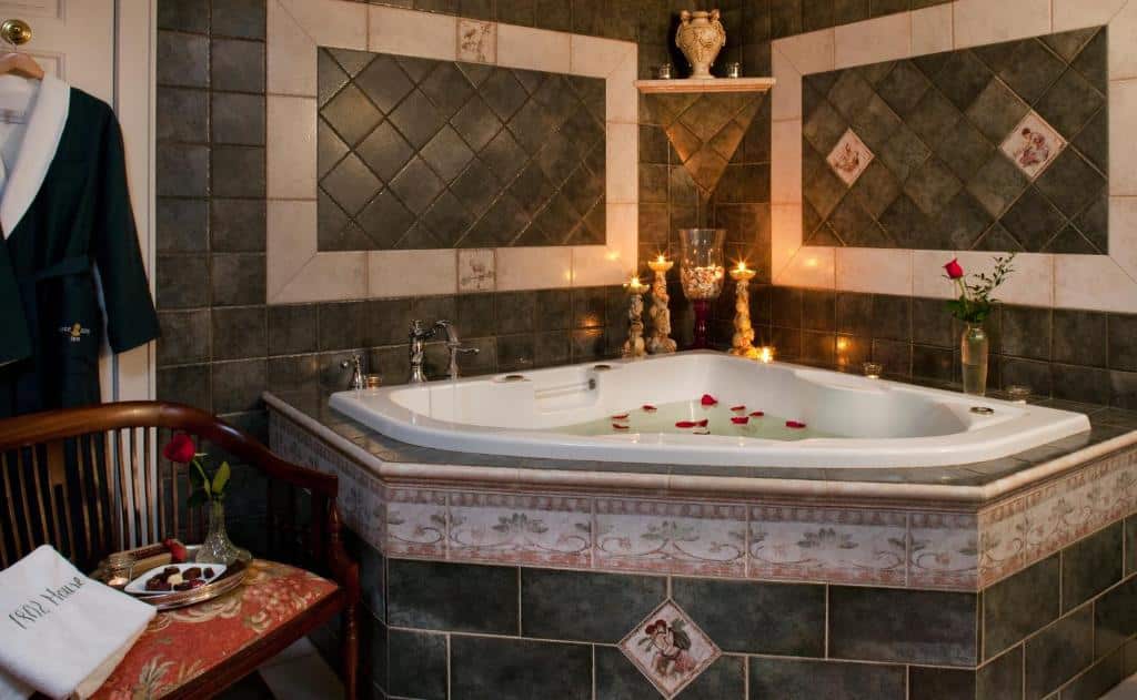 1802 House Bed and Breakfast has jacuzzi suites