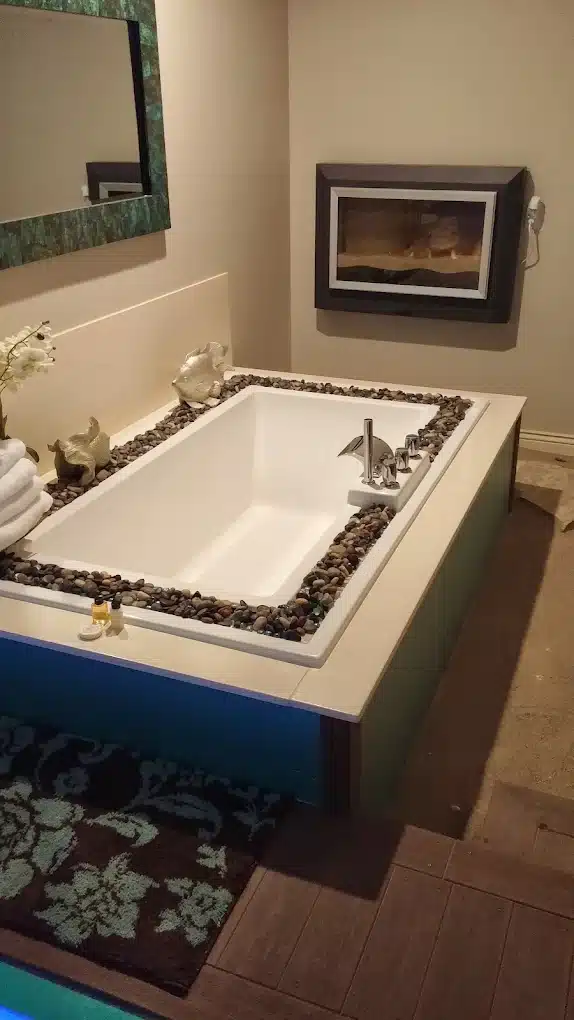 5th East Hall Bed & Breakfast has jacuzzi suites