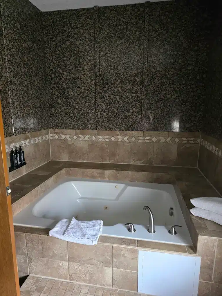 Aarchway Inn has jacuzzi suites