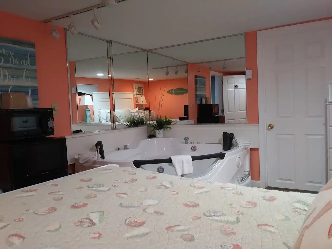 Abellona Inn & Suites On The Shore has jacuzzi suites