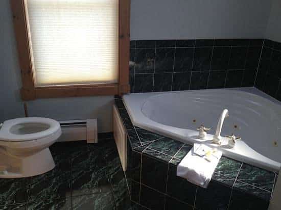 Acadia Hotel - Downtown has jacuzzi suites