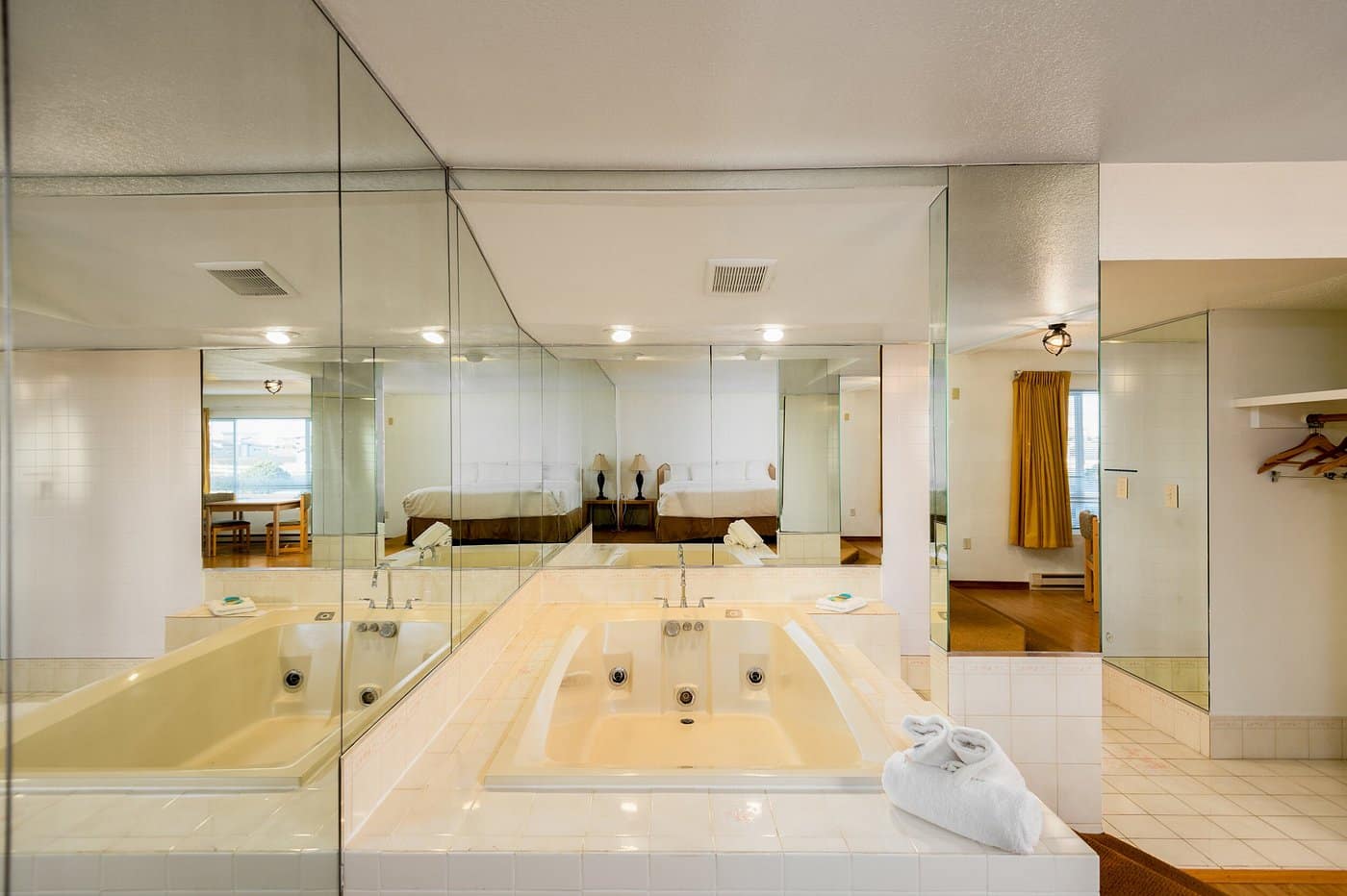 Alsi Resort has jacuzzi suites