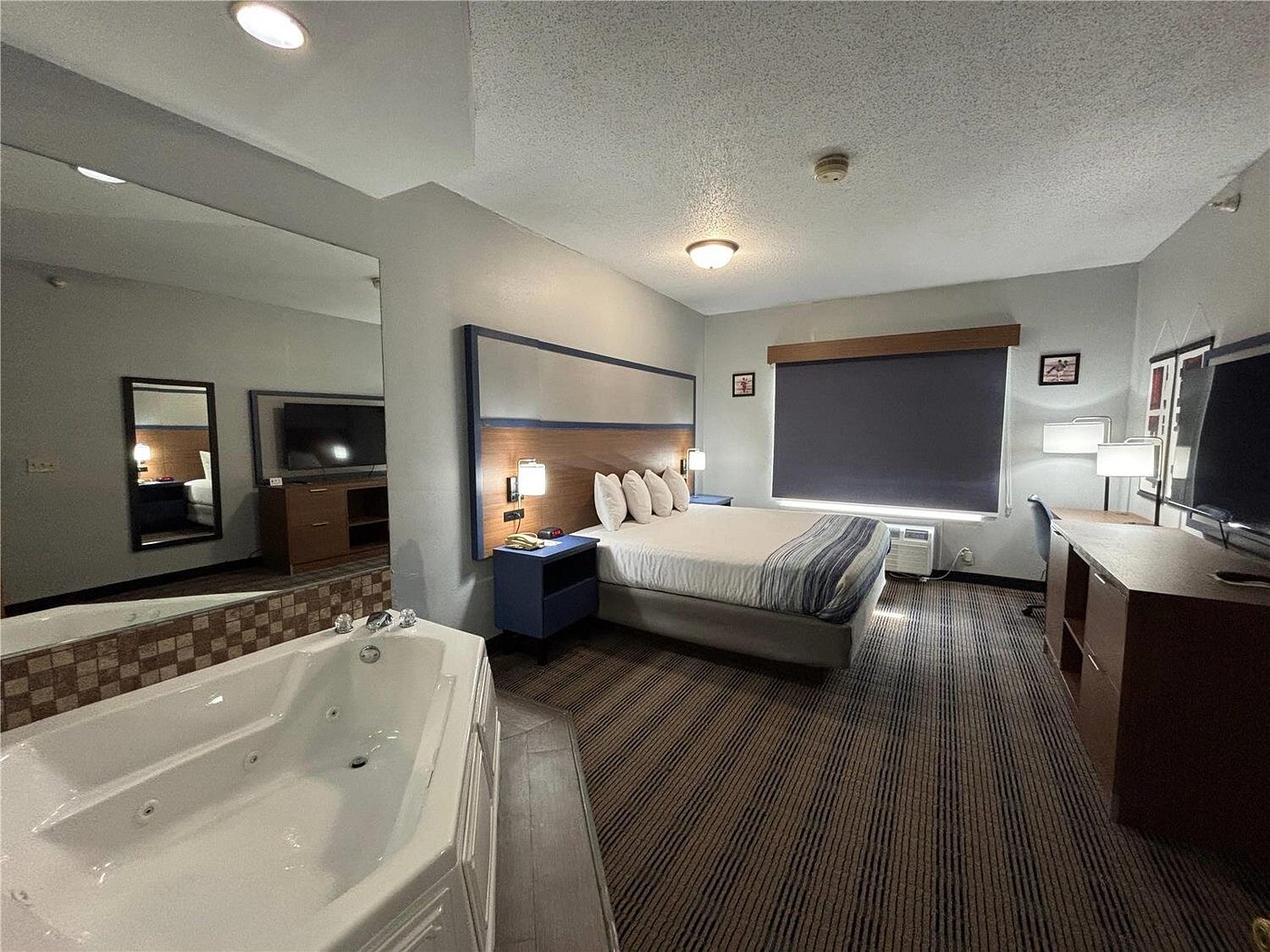 AmericInn By Wyndham Galesburg has jacuzzi suites
