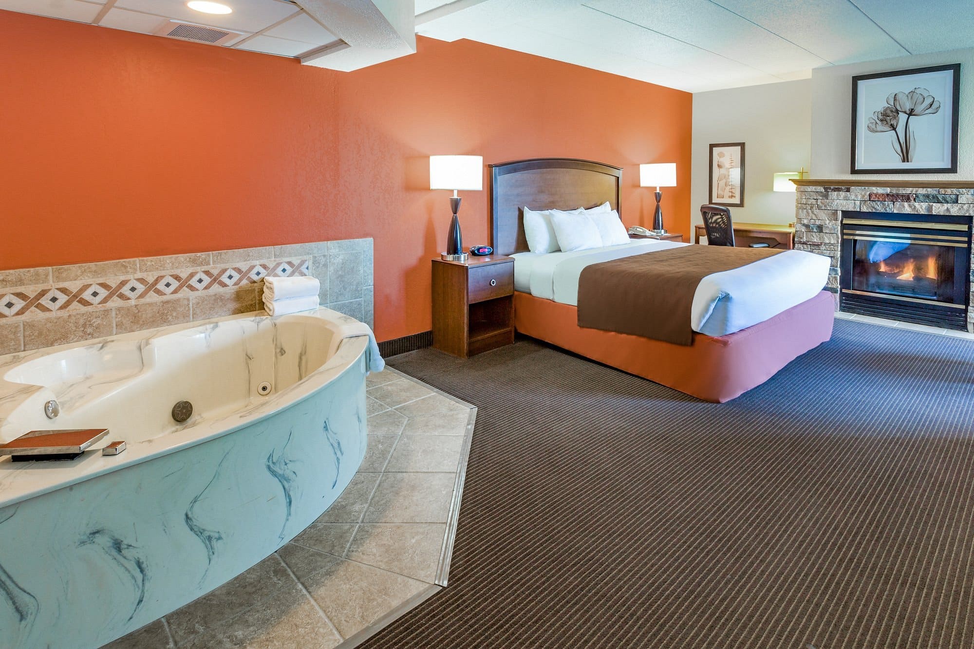 AmericInn by Wyndham Albert Lea has jacuzzi suites
