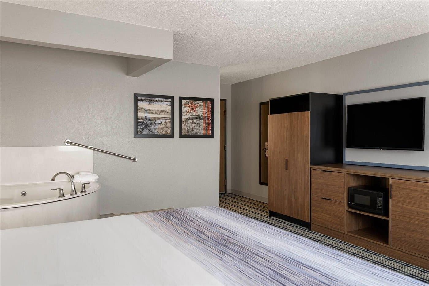 AmericInn by Wyndham Alexandria has jacuzzi suites