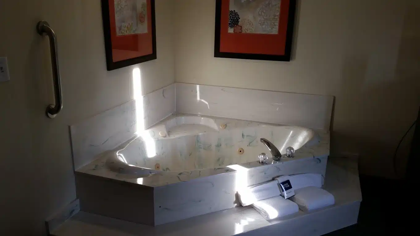 AmericInn by Wyndham Apple Valley has jacuzzi suites