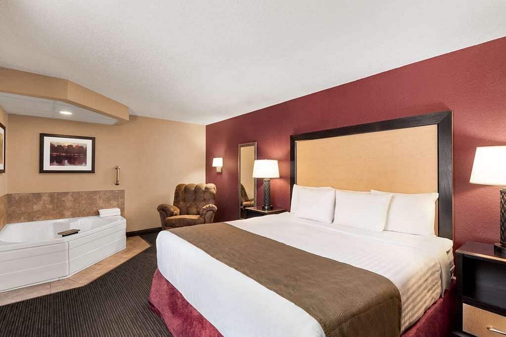 AmericInn by Wyndham Detroit Lakes has jacuzzi suites