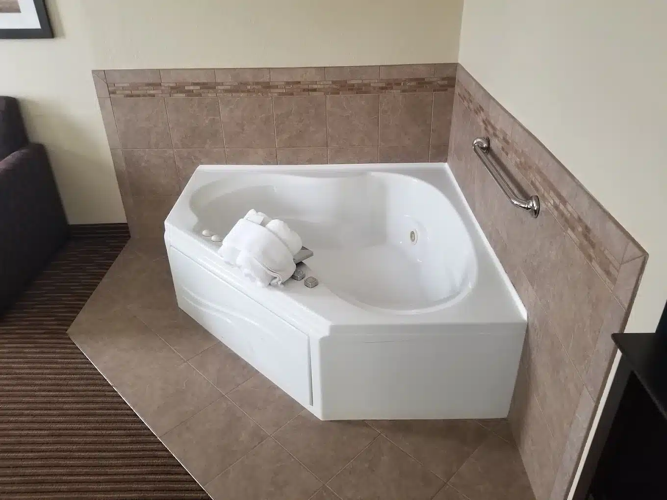 AmericInn by Wyndham Mankato - Event Center has jacuzzi suites