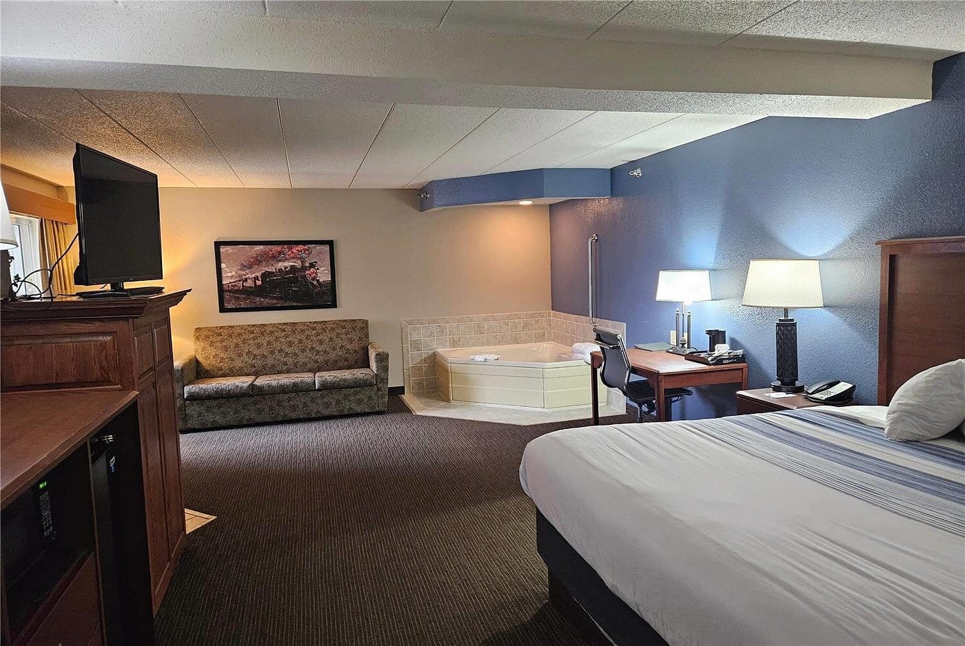 AmericInn by Wyndham Marshall has jacuzzi suites