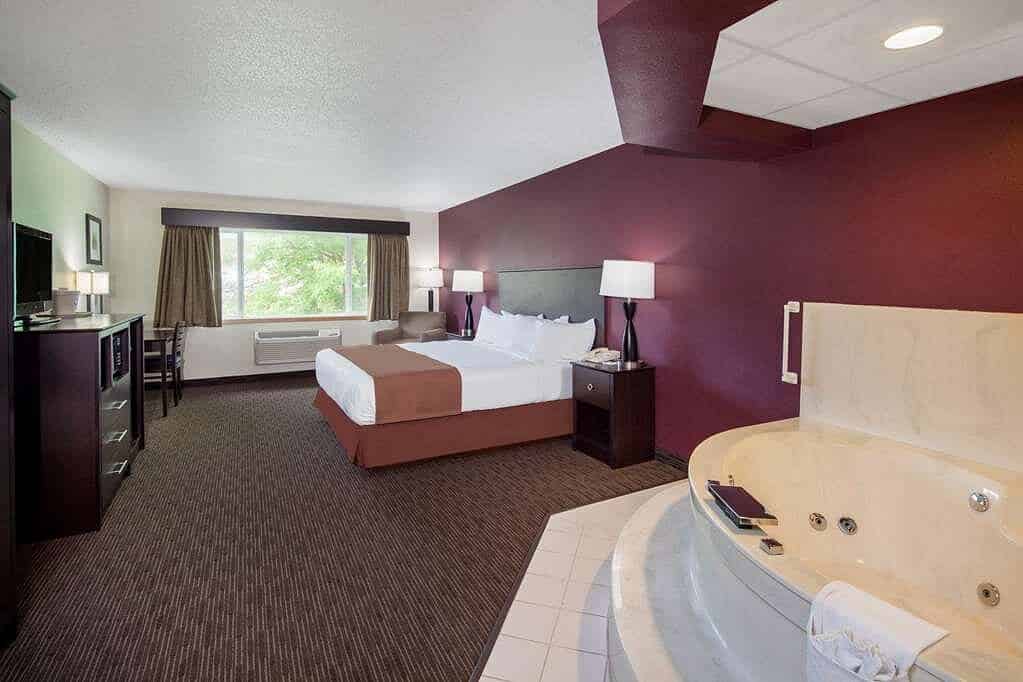 AmericInn by Wyndham Northfield has jacuzzi suites