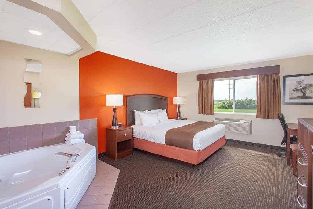 AmericInn by Wyndham St. Cloud has jacuzzi suites
