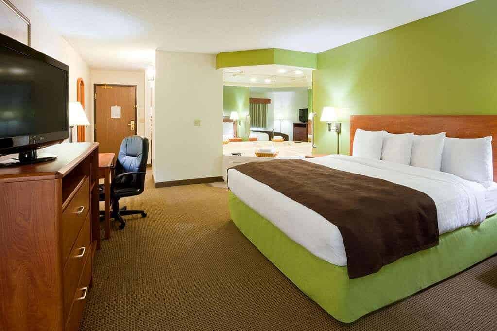 AmericInn by Wyndham Thief River Falls has jacuzzi suites