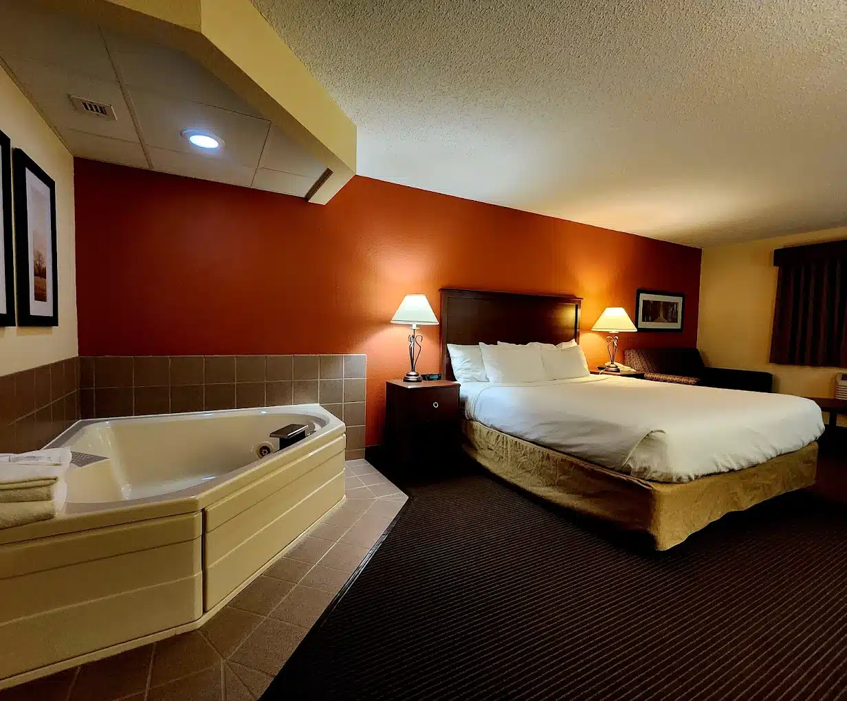 AmericInn by Wyndham Tofte Near Lake Superior has jacuzzi suites