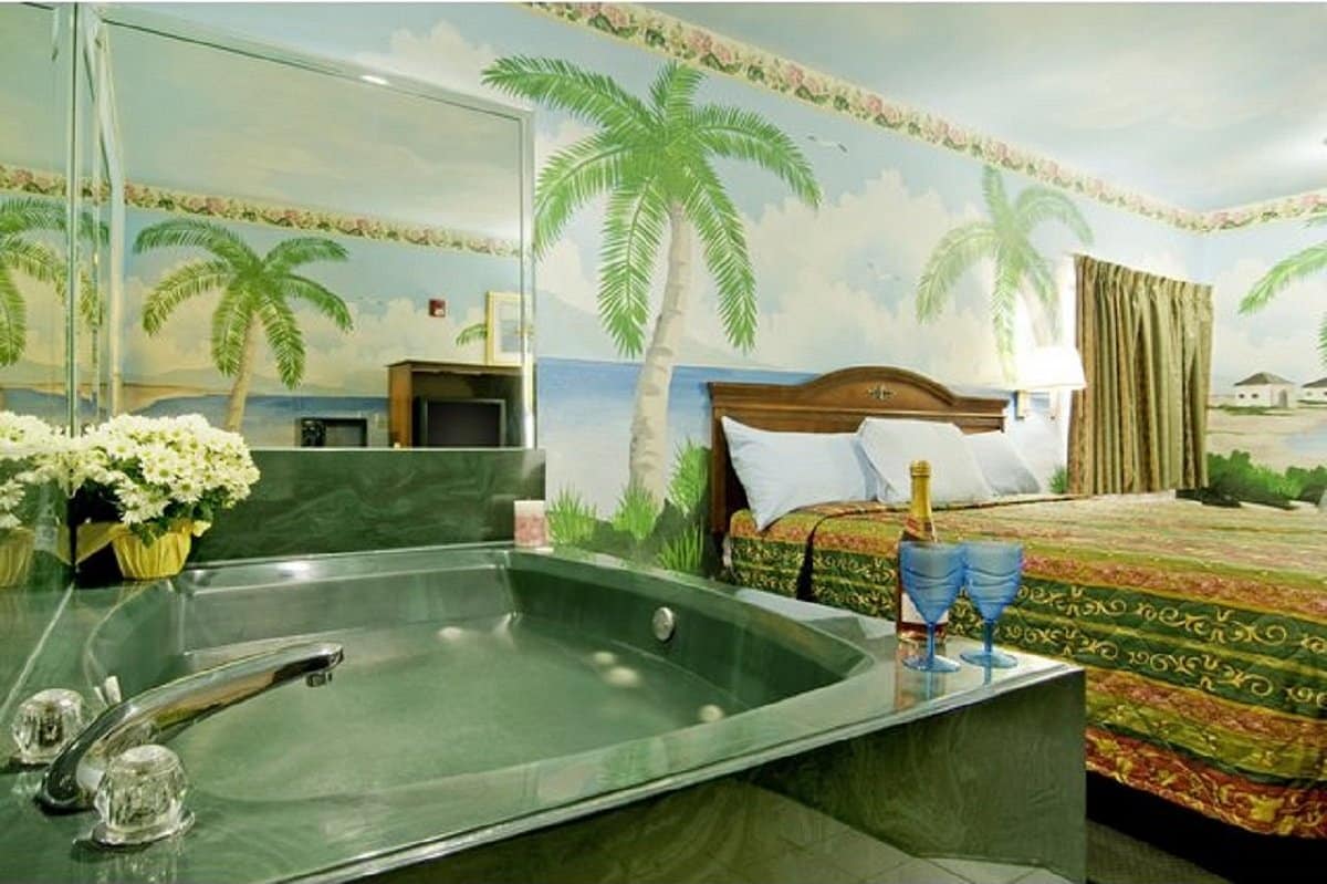 Americas Best Value Inn Baytown has jacuzzi suites