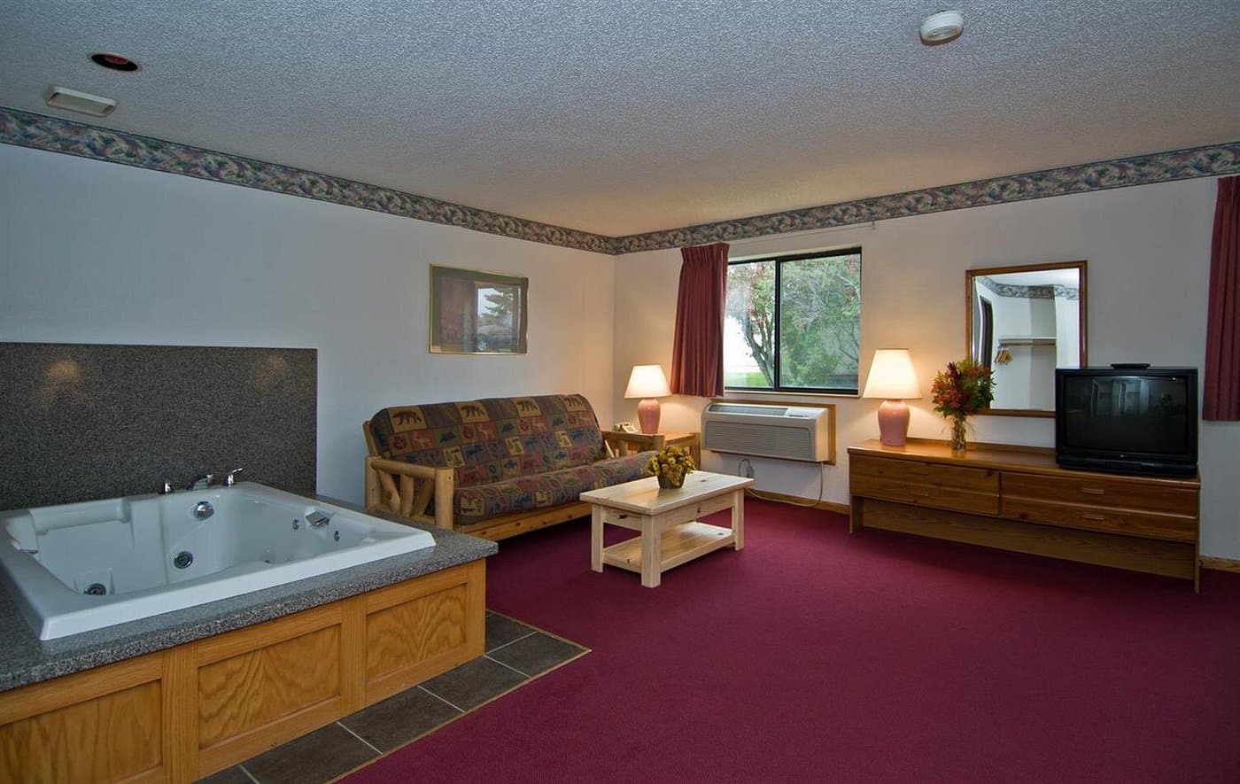Americas Best Value Inn & Suites International Falls has jacuzzi suites