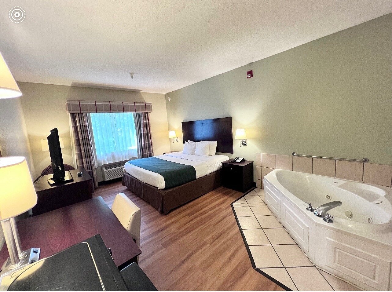 Americas Best Value Inn Wiggins has jacuzzi suites