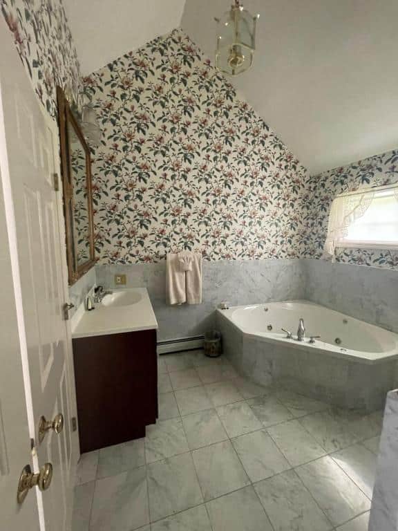 Arlington Inn & Spa has jacuzzi suites