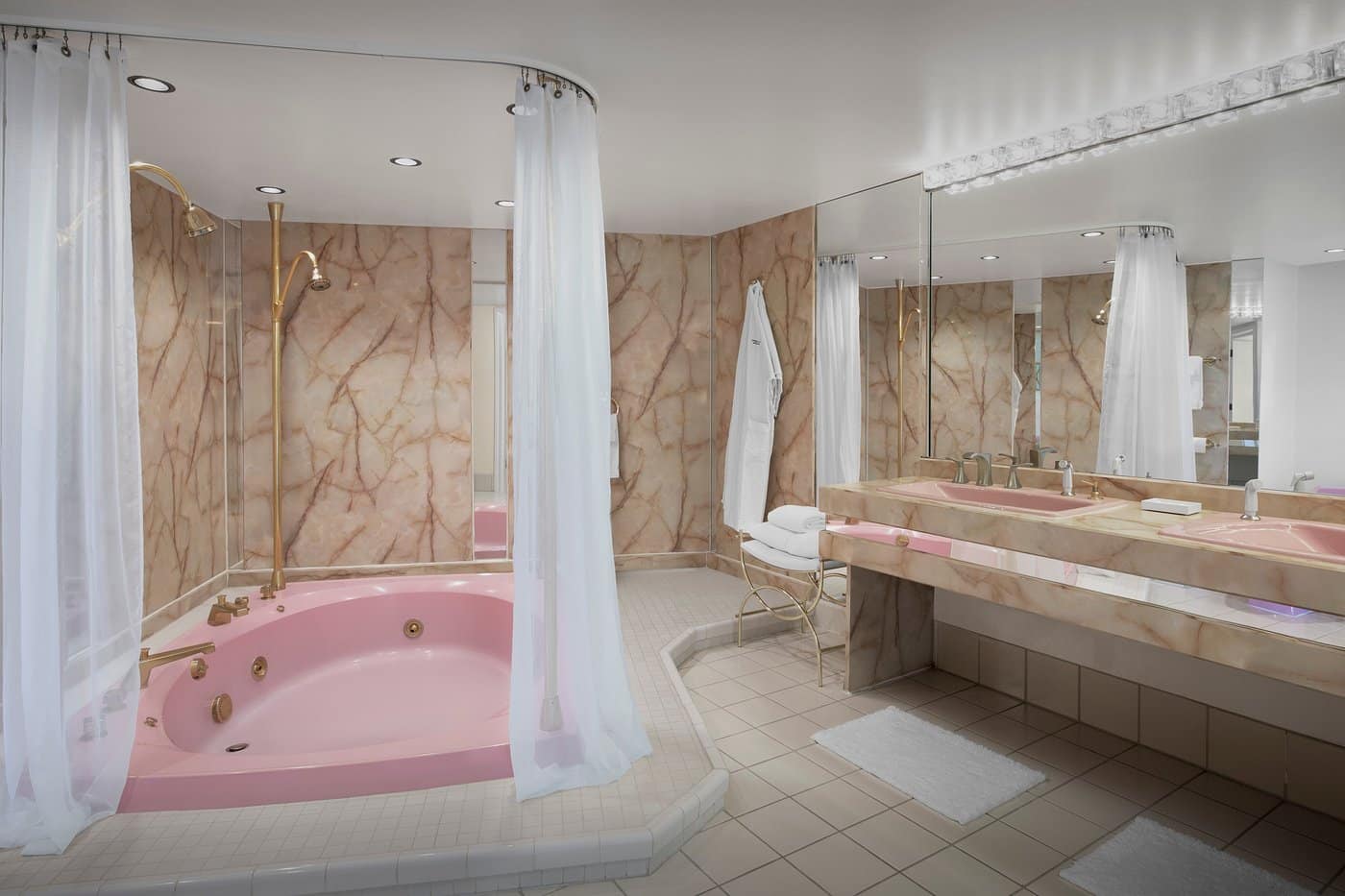 Ashland Hills Hotel & Suites has jacuzzi suites