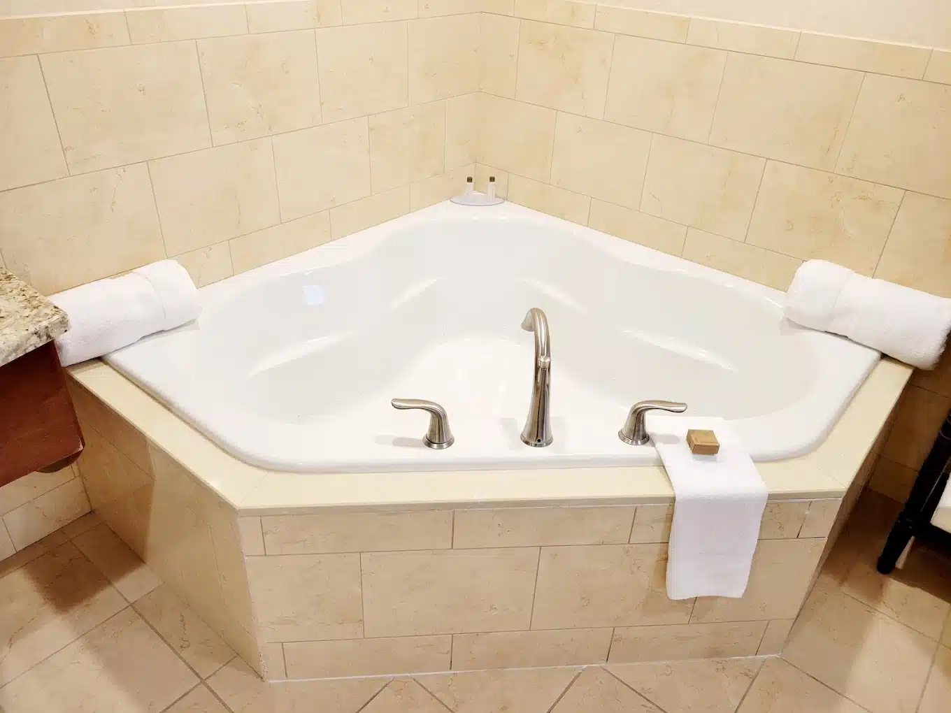 Bangor Grande Hotel & Conference Center has jacuzzi suites