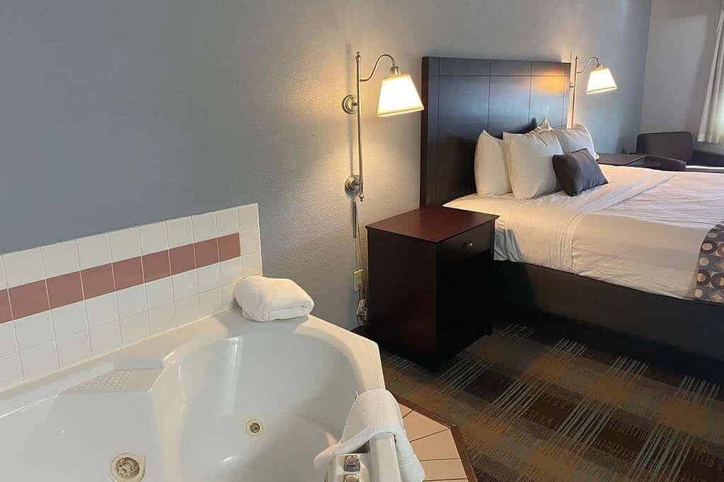 Baymont By Wyndham Danville Il has jacuzzi suites